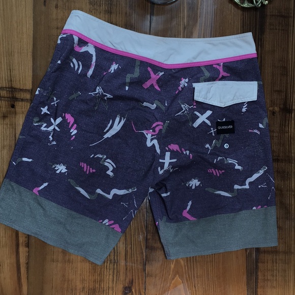 Quiksilver Dry Flight board shorts - Picture 2 of 4